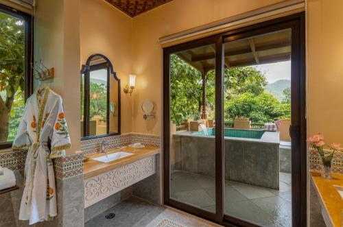 Piscina en o cerca de Dev Bagh Luxurious Private Suites
