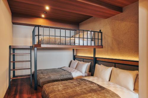 Postel nebo postele na pokoji v ubytování STITCH HOTEL Kyoto