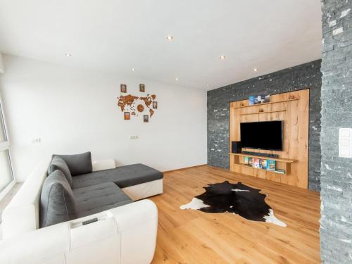 StuhlfeldenにあるChalet in Stuhlfelden near Ski Slopesのソファと暖炉のあるリビングルーム