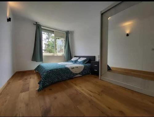 Un dormitorio con una cama y un espejo grande. en Villa with garden near Amsterdam, en Almere