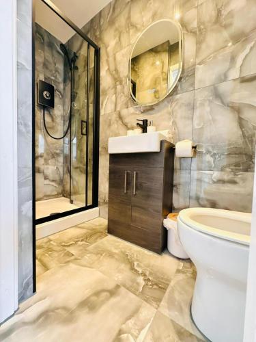 Bilik mandi di R5 - Newly Renovated Luxury Fully Self-Contained Studio with Private Bathroom and Kitchen