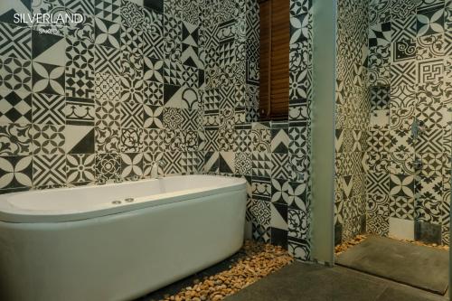 Ένα μπάνιο στο Silverland Sakyo Hotel