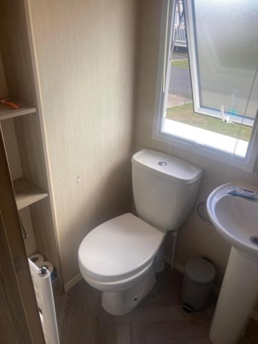 Ein Badezimmer in der Unterkunft Huttons butlins caravan hire