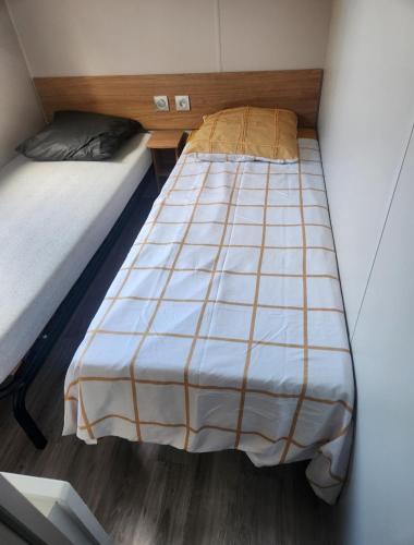 a pair of beds in a small room at Camping Siblu Mar Estang le paradis des anges in Canet-en-Roussillon