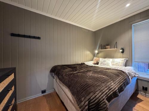 ヤイロにあるCozy apartment in Vestlia, Geiloのベッドと窓のある寝室