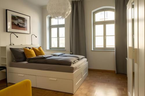 una cama en una habitación con dos ventanas en Ferienwohnung Lindner 1, en Weimar