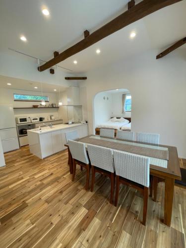 a kitchen and dining room with a table and chairs at ダブルレインボー一宮 in Ichinomiya