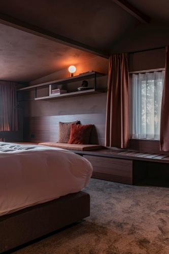 a bedroom with a large bed and a window at Hostellerie Kemmelberg in Kemmel