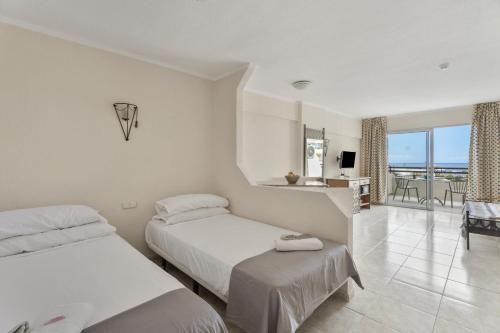 een slaapkamer met 2 bedden en uitzicht op de oceaan bij Santa María in Adeje