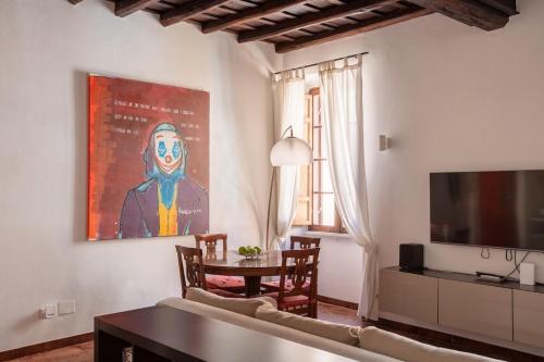 ローマにあるBQA San Crisogono Apartments Rome-Trastevereのソファとテーブルのあるリビングルーム