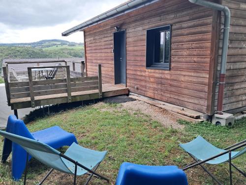 un groupe de chaises assis à l'extérieur d'une cabine dans l'établissement Gîte Les Balcons des usses, à Frangy