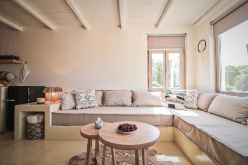 Gallery image of 4Twaves beach house - BeachFront in Agios Ioannis in Agios Ioannis Tinos