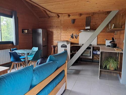 un salon avec un canapé et une cuisine dans l'établissement Gîte Les Balcons des usses, à Frangy