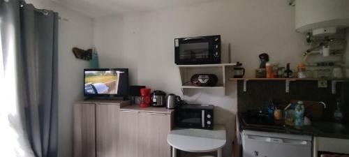 Kuchyň nebo kuchyňský kout v ubytování Studio calme