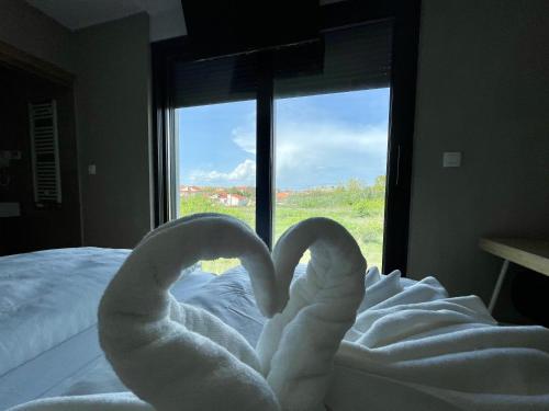 Ένα ή περισσότερα κρεβάτια σε δωμάτιο στο Villa V, ROOMS WITH PRIVATE BATHROOM, SHARED KITCHEN, LIVING ROOM AND GARDEN WITH HEATED POOL, Privlaka, Zadar