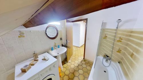 a bathroom with a sink and a mirror and a tub at Casa-Le Gerland : joli duplex dans chalet St-Véran in Saint-Véran