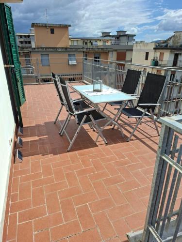 a patio with a table and chairs on a balcony at La Casetta Bianca in Follonica