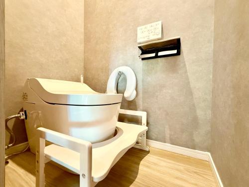 a bathroom with a toilet with the seat up at 遊び場いっぱい Kidsʻ Play Villa 庭付き貸別荘 最大14名 屋根付きBBQ in Kimitsu