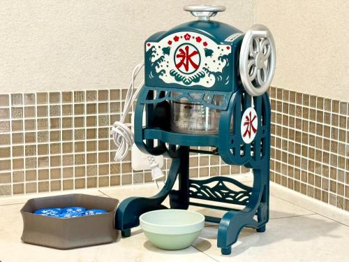 a blue mixer in the corner of a bathroom at 遊び場いっぱい Kidsʻ Play Villa 庭付き貸別荘 最大14名 屋根付きBBQ in Kimitsu