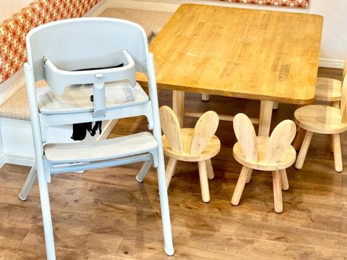 a white chair sitting next to a table and two chairs at 遊び場いっぱい Kidsʻ Play Villa 庭付き貸別荘 最大14名 屋根付きBBQ in Kimitsu