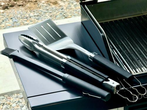 a black box with a utensil and a spatula at 遊び場いっぱい Kidsʻ Play Villa 庭付き貸別荘 最大14名 屋根付きBBQ in Kimitsu