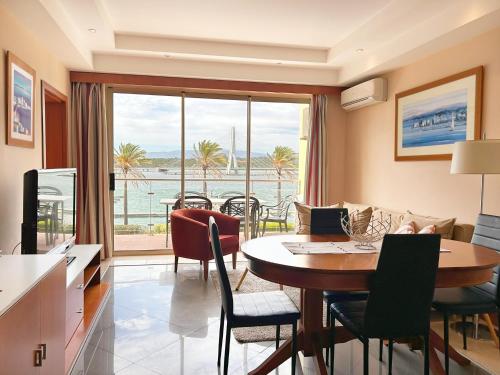 a kitchen and dining room with a table and chairs at Boca do Rio Arade in Estômbar