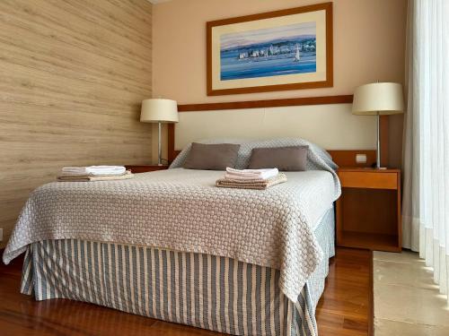 a bedroom with a bed with two towels on it at Boca do Rio Arade in Estômbar