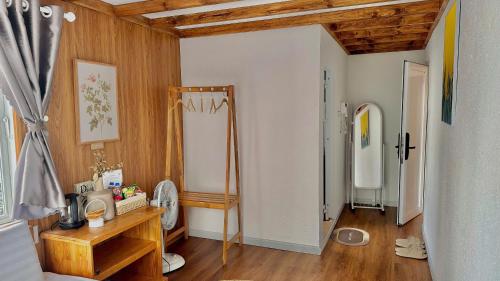 a room with a mirror and a table with a sink at Cloudy Hillside Botique - Homestay in Ấp Ða Lợi