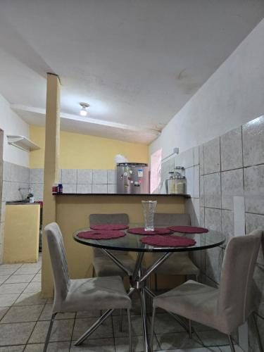 a dining room with a table and chairs in a kitchen at Aluguel de quarto por diaria proximo ao aeroporto e rodoviaria in São Luís