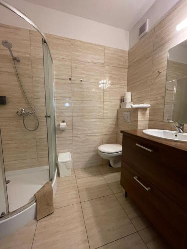 Ένα μπάνιο στο Apartament z ogródkiem, basen, garaż, Villa 4 Pory Roku