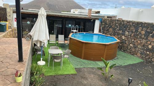 a hot tub sitting on the side of a house at Loft Tortuga in Tinajo