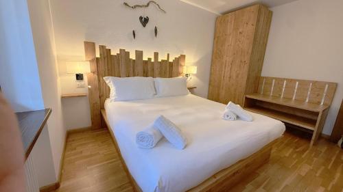 Postel nebo postele na pokoji v ubytování Dolomiti Mountain View holidays apartament Cadore Cortina