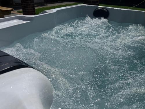 Bazén v ubytování The Kings View 4 bed exec apartment nebo v jeho okolí