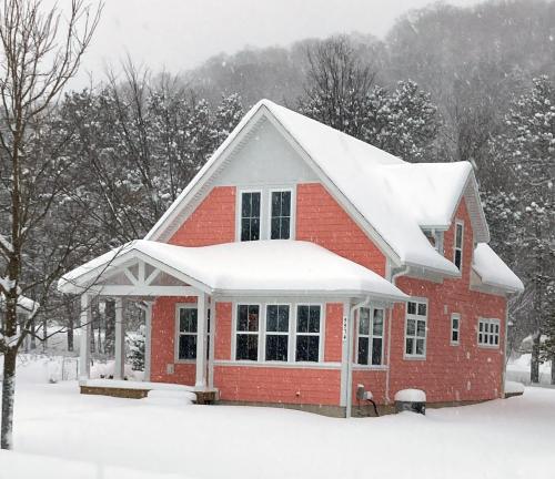 Το Coho Cottage, Village of Empire MI, Steps from SBD τον χειμώνα