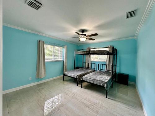 Katil atau katil-katil dalam bilik di Charming house in peaceful Naples surrounded by nature and close to the beach
