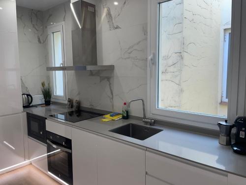 Kuchyň nebo kuchyňský kout v ubytování Piso Amplio cerca Plaza de España 2 hab 2 baños