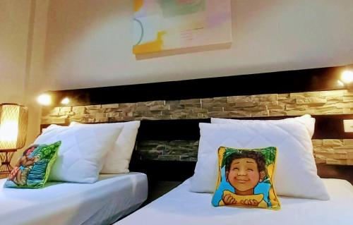 Letto o letti in una camera di Waterfront Sunset Apartment Nadi