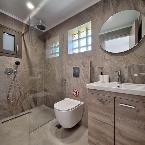 Phòng tắm tại Kipos Suites Nidri Lefkada