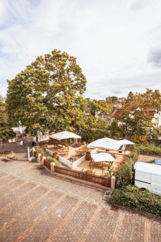 a view of a patio with umbrellas and tables at Lauterbach im Herzen der Altstadt in Lauterbach