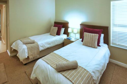 une chambre avec deux lits et une fenêtre dans l'établissement Break-A-Way, Langebaan, 4-sleeper, à Langebaanweg