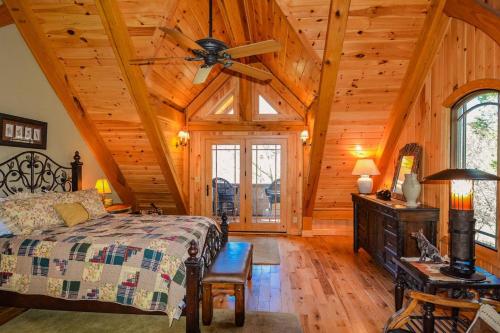 Ένα ή περισσότερα κρεβάτια σε δωμάτιο στο Luxury Riverfront Lodge - Sleeps 12, VIEWS, Fireplaces, Dogs OK