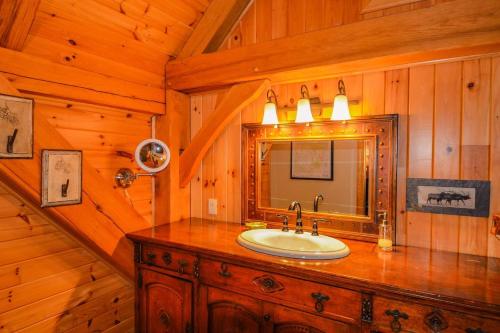 Φωτογραφία από το άλμπουμ του Luxury Riverfront Lodge - Sleeps 12, VIEWS, Fireplaces, Dogs OK σε Lansing