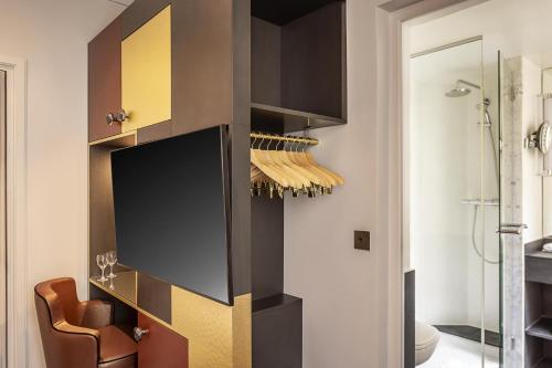 a bathroom with a wall mounted wine rack at Best Western Plus Hotel Sydney Opera in Paris