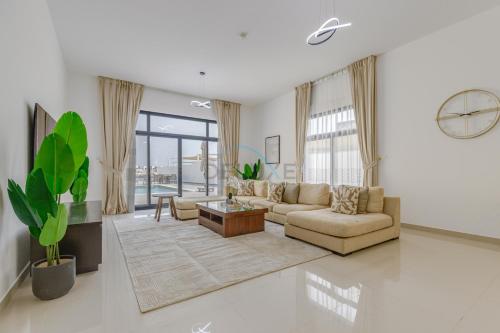 Luxury Villa with Panoramic Sea and Mountain Views and Private Pool, Minutes Drive Away from Khorfakkan Waterfalls and Fujairah Crystal White Beaches, Al Dana Island, Fujairah by Deluxe Holiday Homes