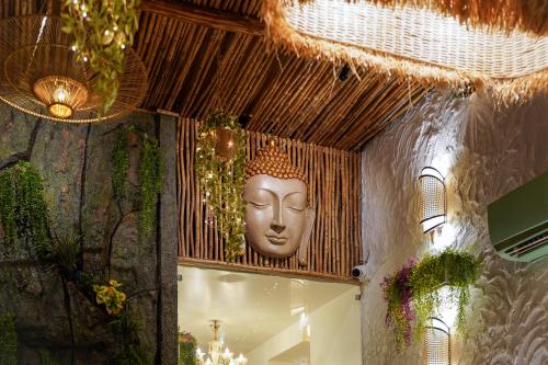 a room with a statue of a head on the wall at Sugar Stars Inn in Varanasi