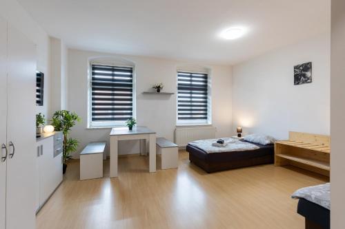 a bedroom with a bed and a desk in a room at FLEX Aparts - möblierte 2-Raum Wohnung in Zwickau in Zwickau