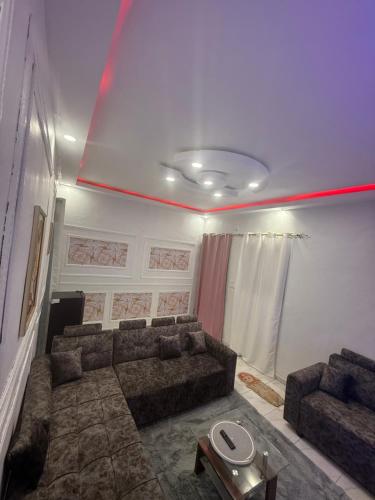 a living room with a couch and a table at Bon séjour in Bouaké