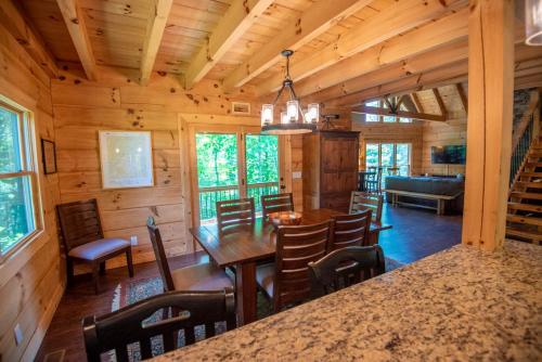 Fotografie z fotogalerie ubytování Blue Ridge Mountain Log Cabin - Views - Fireplace - River Access! v destinaci Lansing