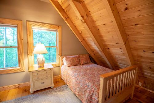 Postel nebo postele na pokoji v ubytování Blue Ridge Mountain Log Cabin - Views - Fireplace - River Access!