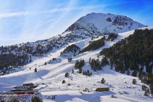 a snow covered mountain with a ski lodge on it at Mirador en la Cima I Hermosas Vistas y Relax in Aixirivall